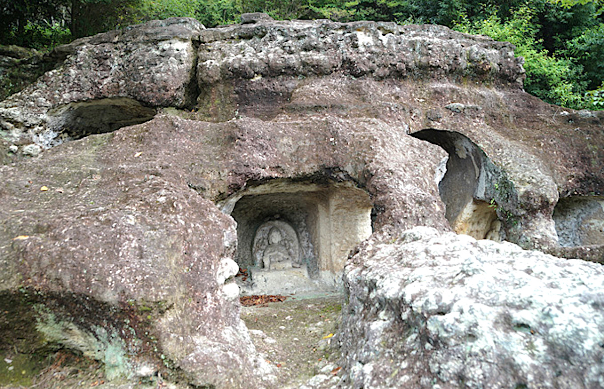 長岡百穴