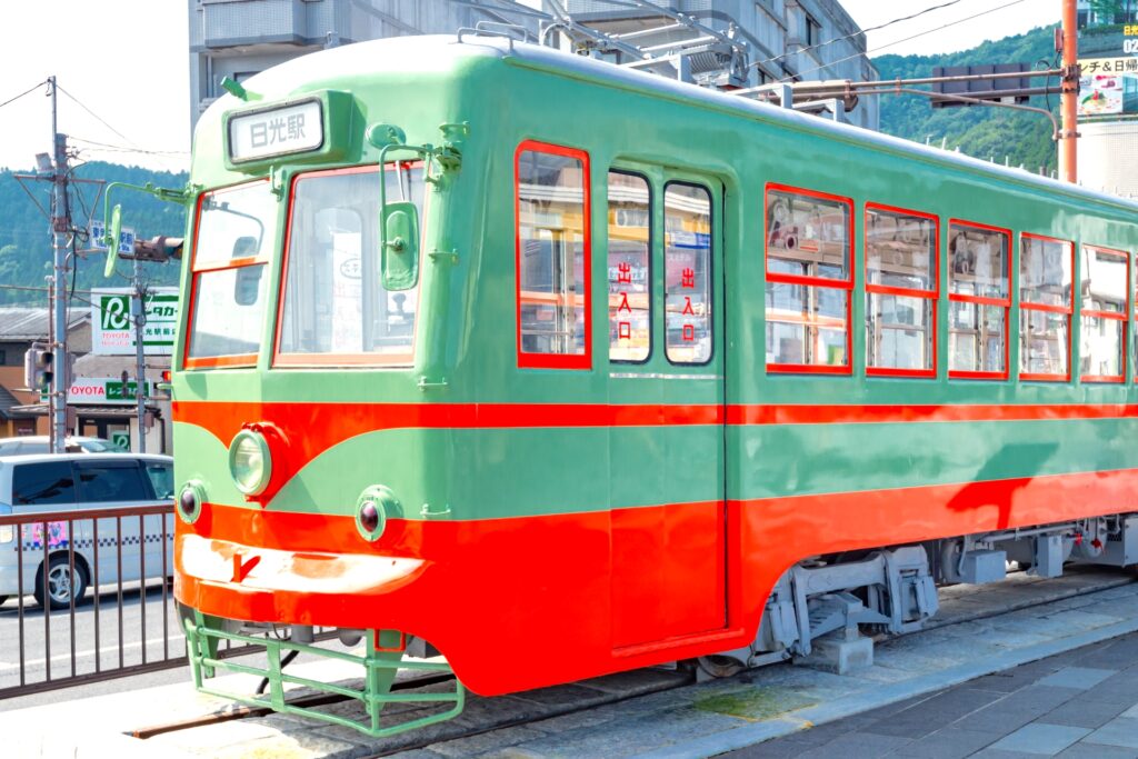 東武日光駅前広場・日光軌道線100形車両