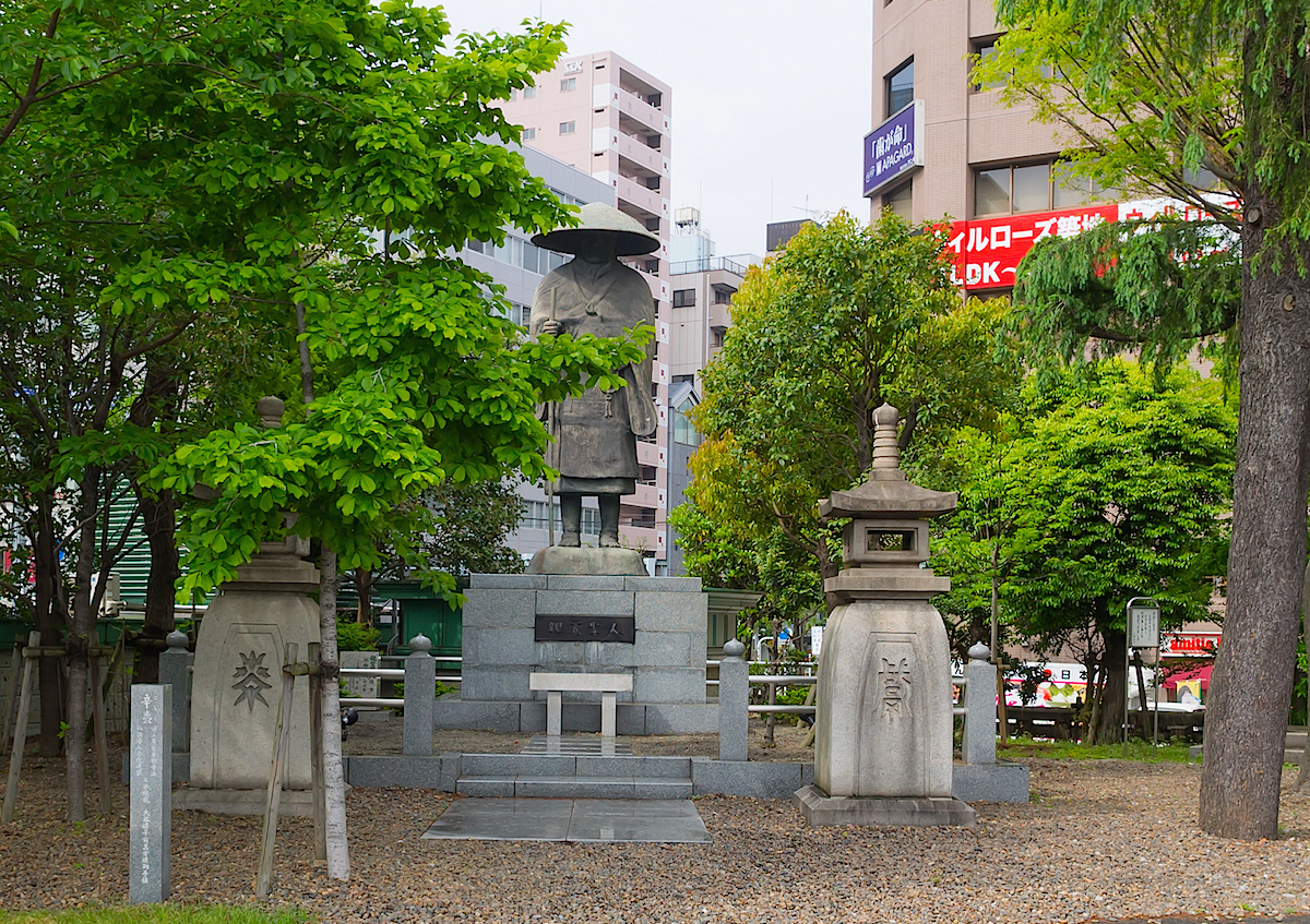 築地本願寺　親鸞聖人像