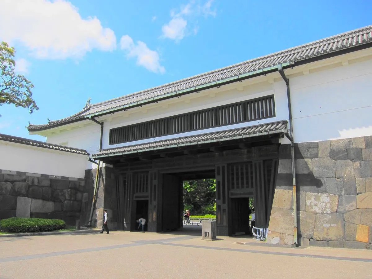 鉤手となった先にある渡櫓門