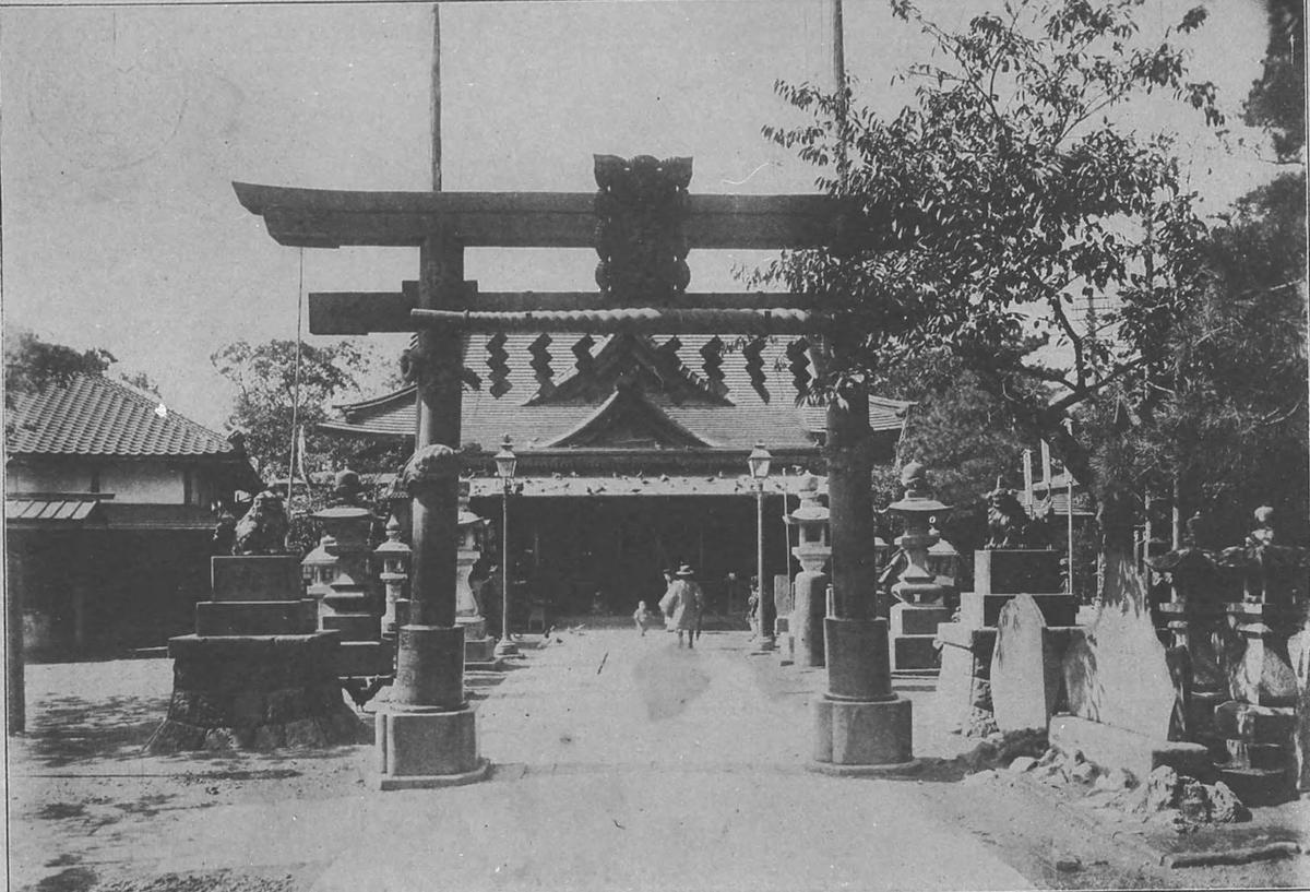 写真の拝殿は戦災で消失しましたが、銅鳥居は現存しています