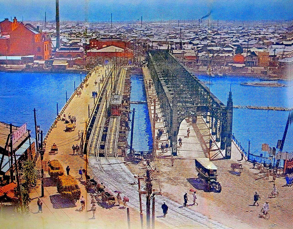 大正時代の吾妻橋。左から人道橋、東武鉄道の鉄道橋、そして吾妻橋（車道橋）