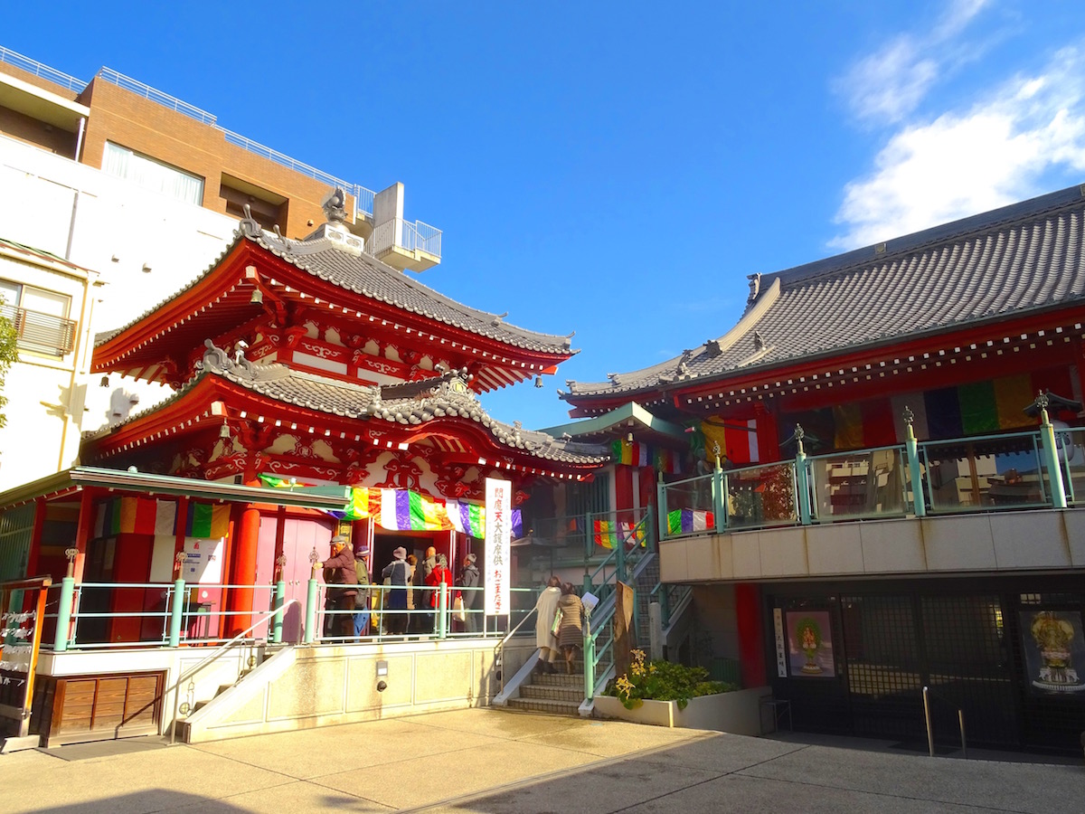 左が「ゑんま堂」、右側が本堂
