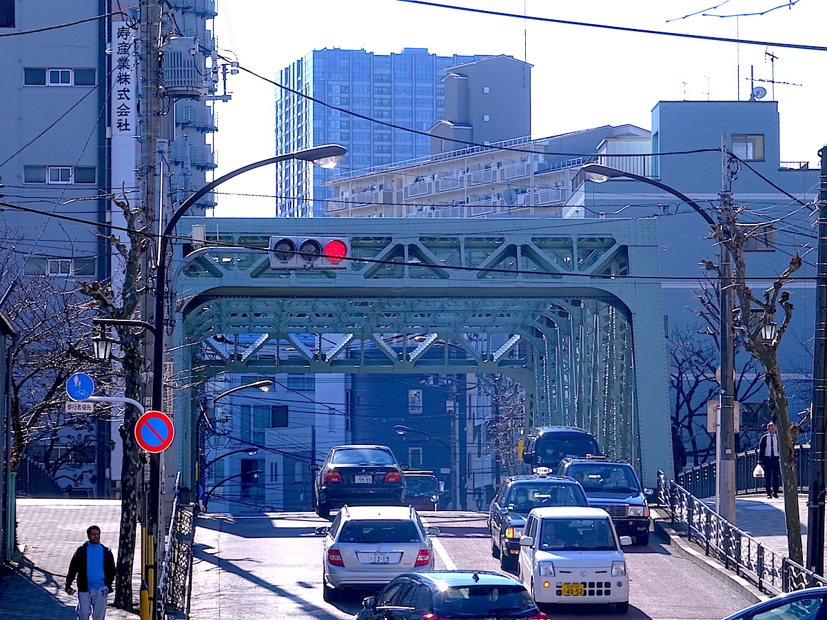北側から見た琴平通りと東富橋