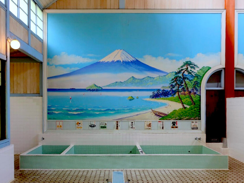 男湯に描かれた風呂絵は富士山