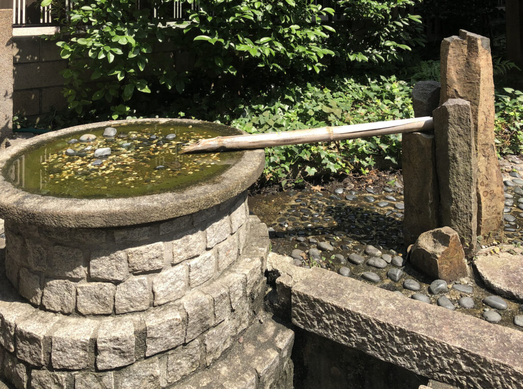 六地蔵のめぐみ黄金の水