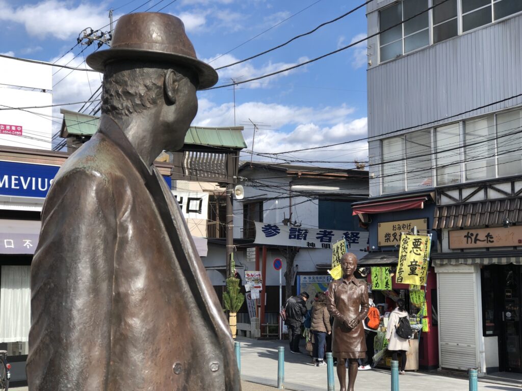 フーテンの寅像と見送るさくら像