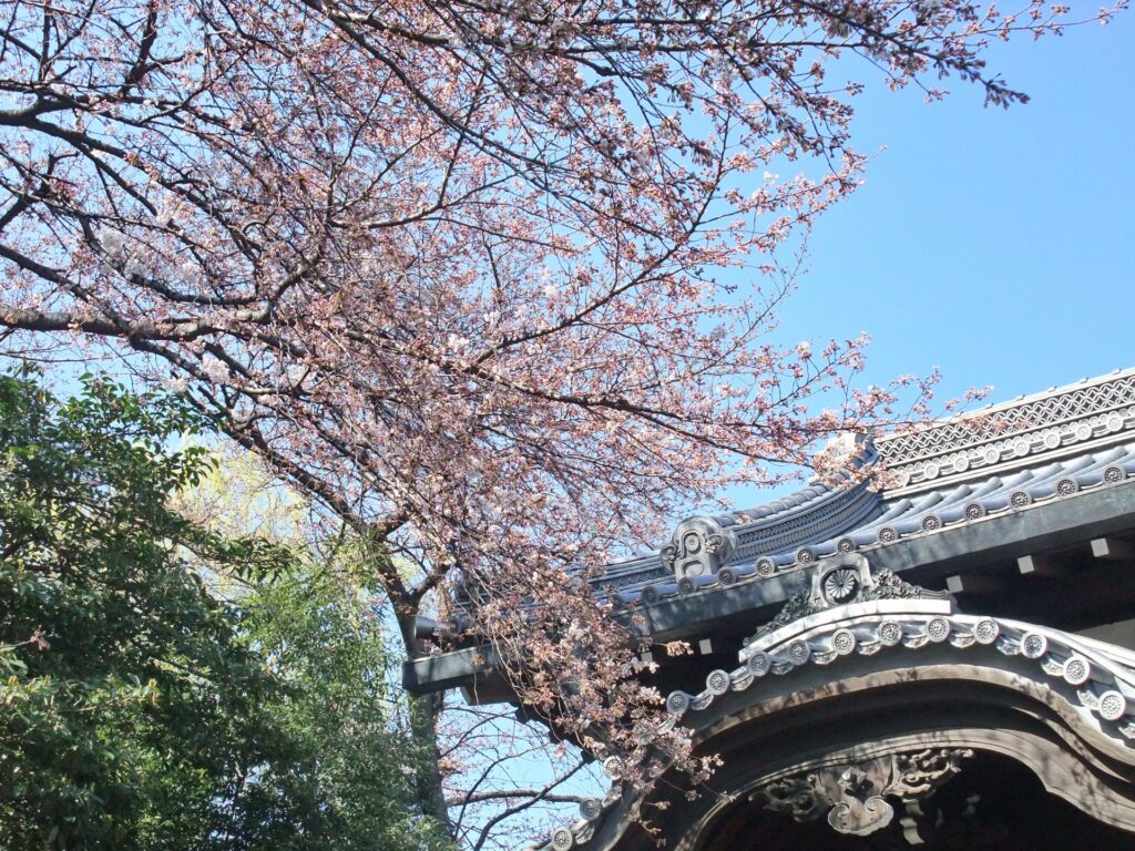 厳有院霊廟勅額門