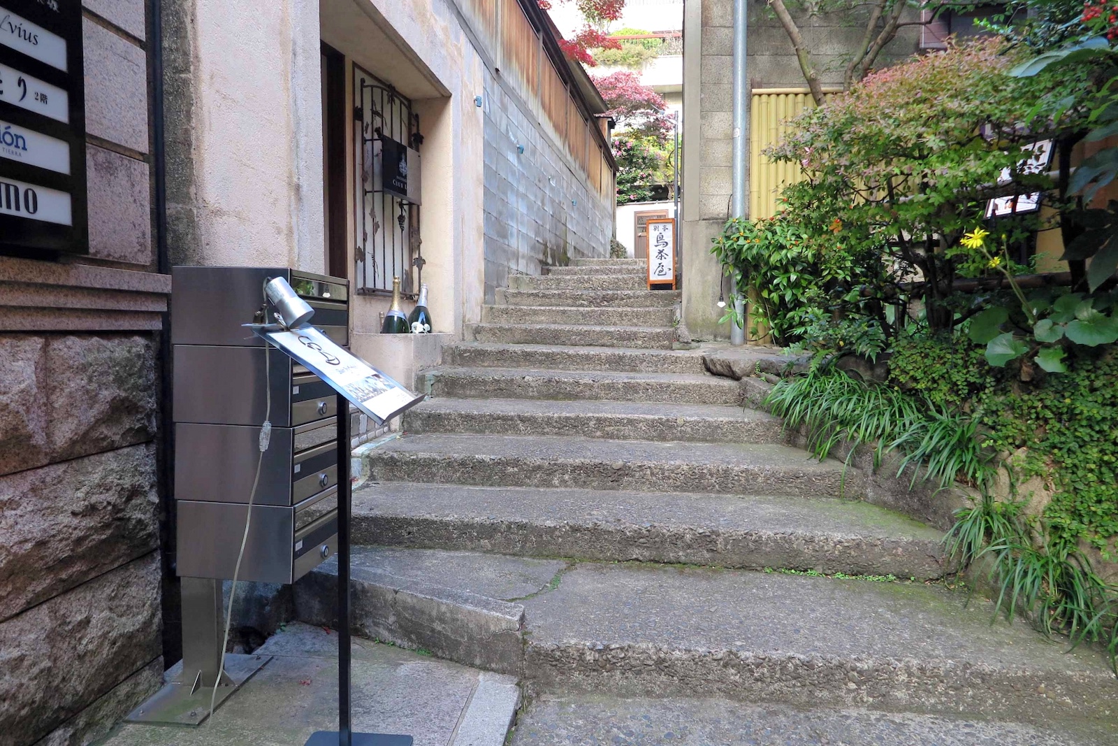 神楽坂・芸者小道（熱海湯階段）