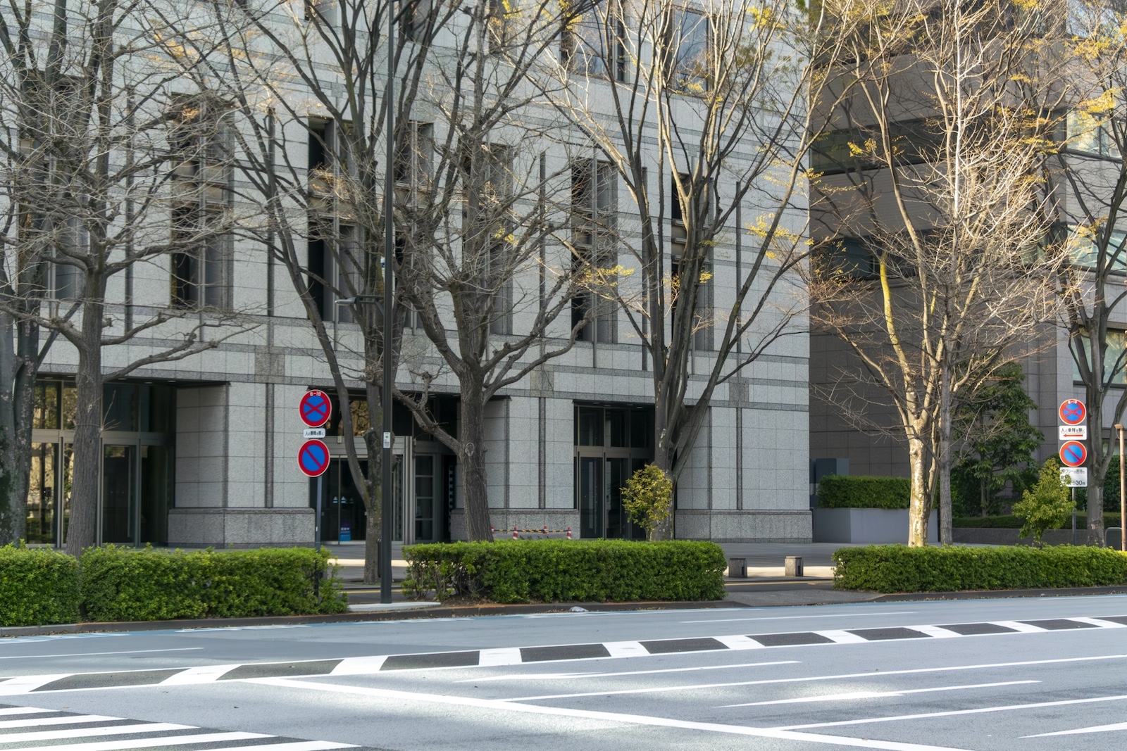 大岡越前守忠相屋敷跡(弁護士会館)