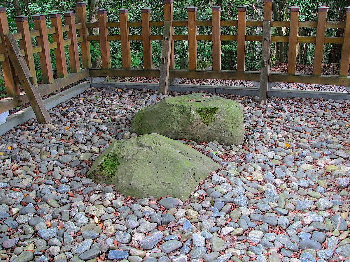 宇倍神社社殿背後にある双履石