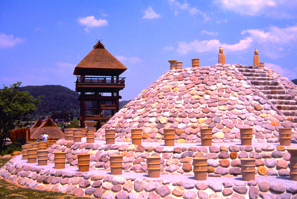 古墳時代中期の帆立貝式古墳を復元