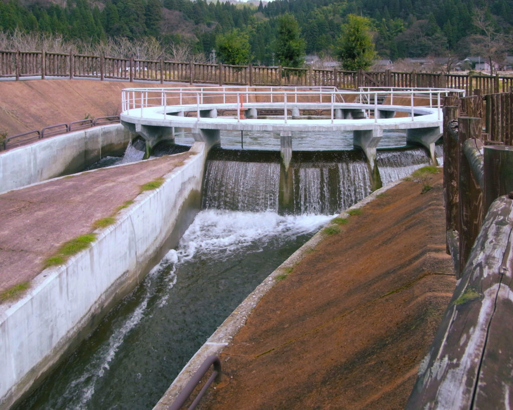 釈泉寺円筒分水槽