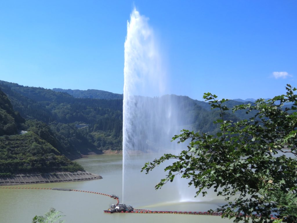 月山湖大噴水（寒河江ダム展望広場）