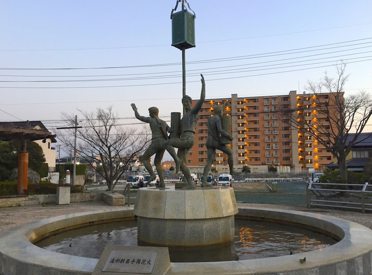 東海道線新居宿駅前の手筒花火の像