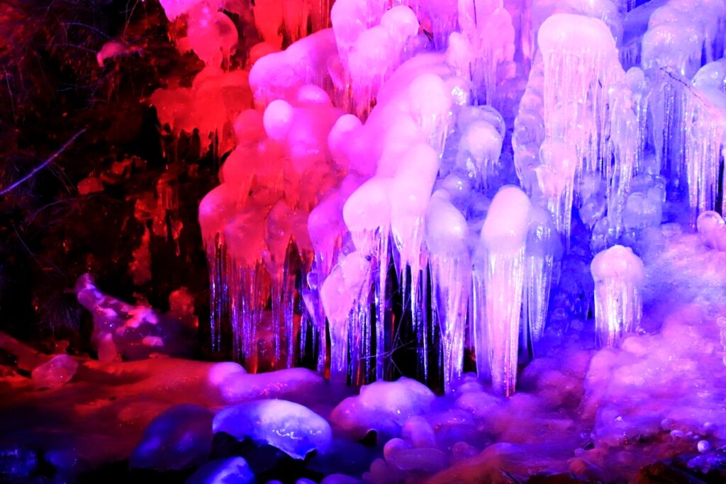 あしがくぼの氷柱ライトアップ