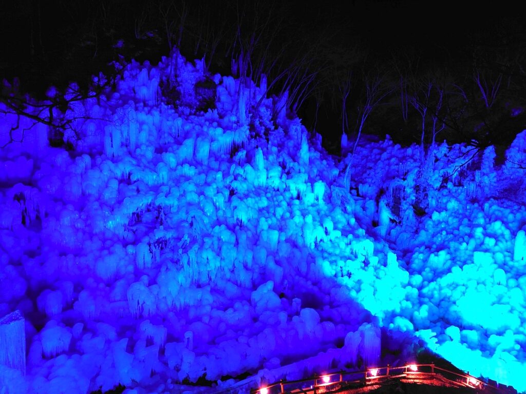 あしがくぼの氷柱ライトアップ
