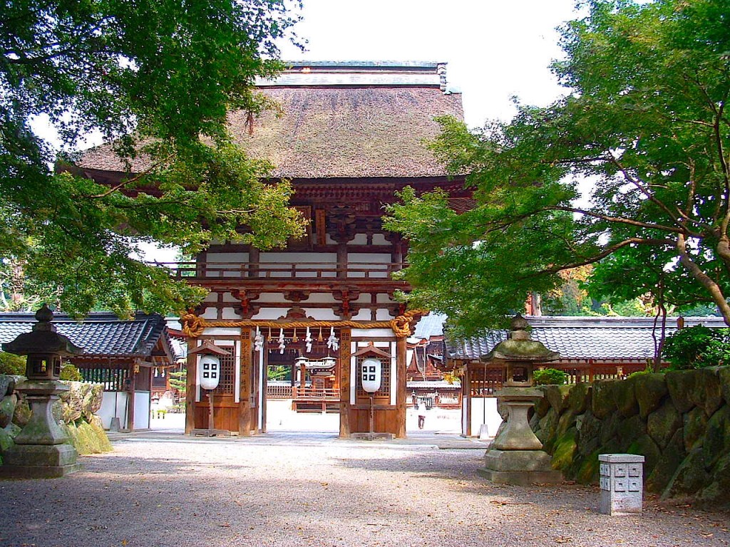 沙沙貴神社の楼門。江戸時代中期の建築ですが平安時代の様式を再現して佐々木さんのルーツらしい雰囲気です