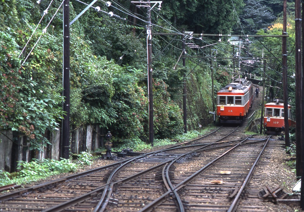出山信号場のスイッチバック(箱根登山鉄道の特別の許可を得て撮影されたのもです。普段はこのような画像の撮影はできません)