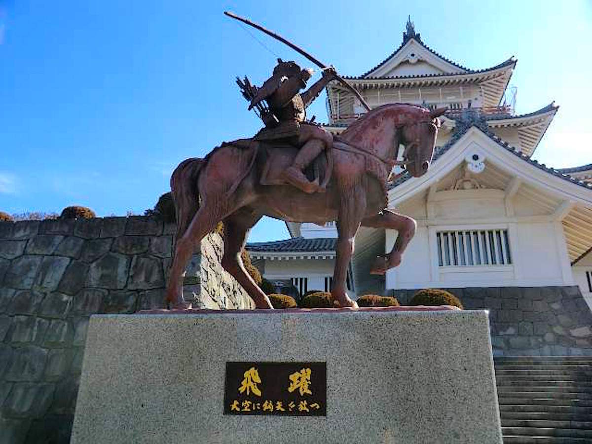 千葉城（亥鼻城）に置かれた千葉常胤像