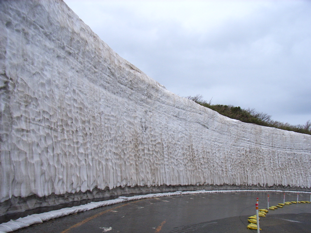 鳥海ブルーライン開通/雪の回廊