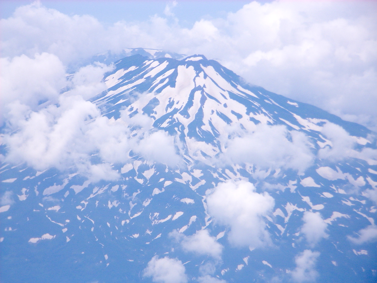鳥海ブルーライン開通／雪の回廊
