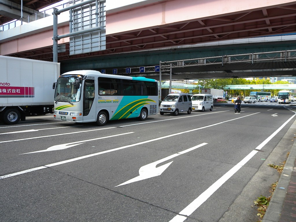 歩いて1分足らずの短い国道。国道2号との交差点である税関前交差点から北側はフラワーロードという愛称が付いた県道に