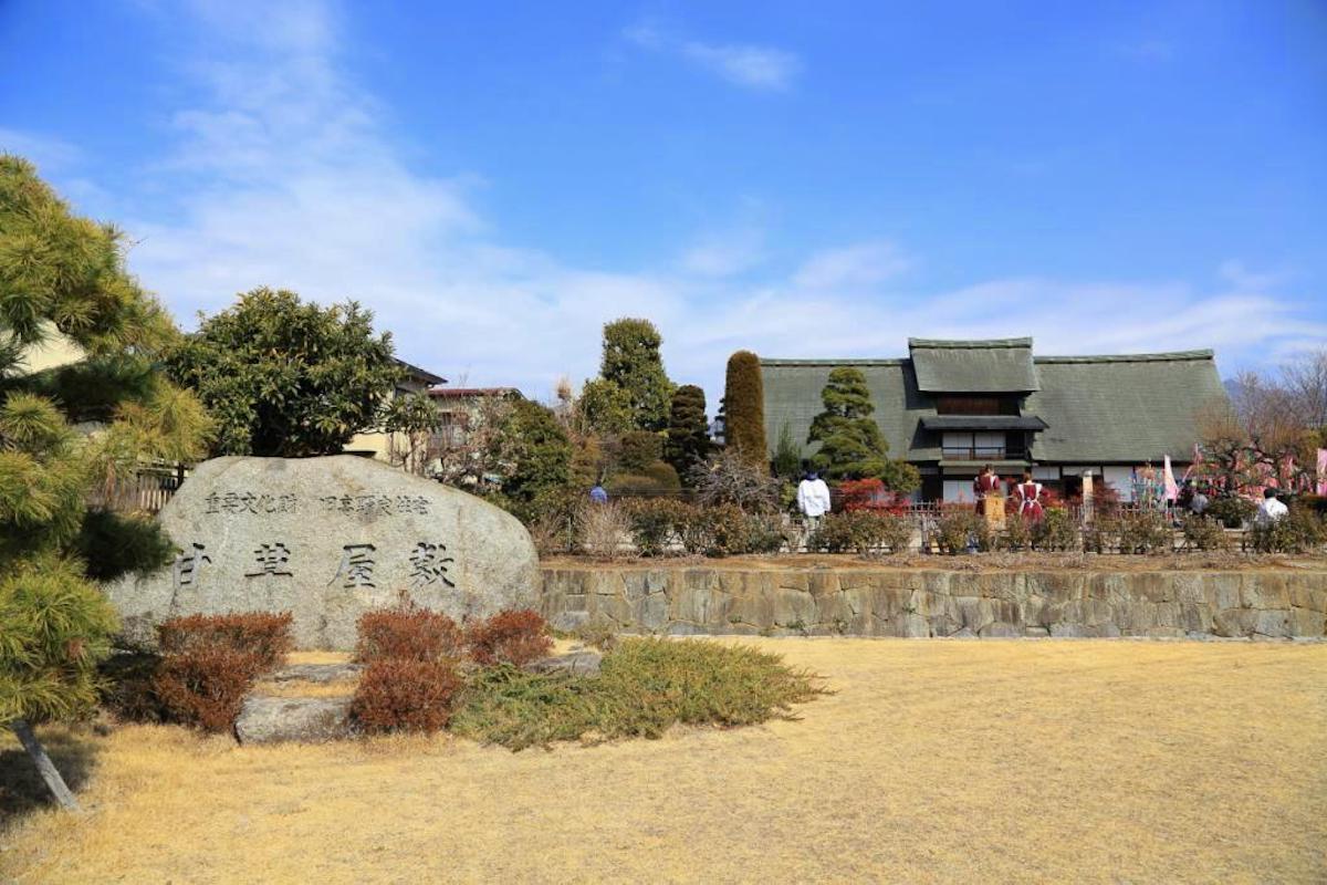 甲州市えんざん桃源郷ひな飾りと桃の花まつり