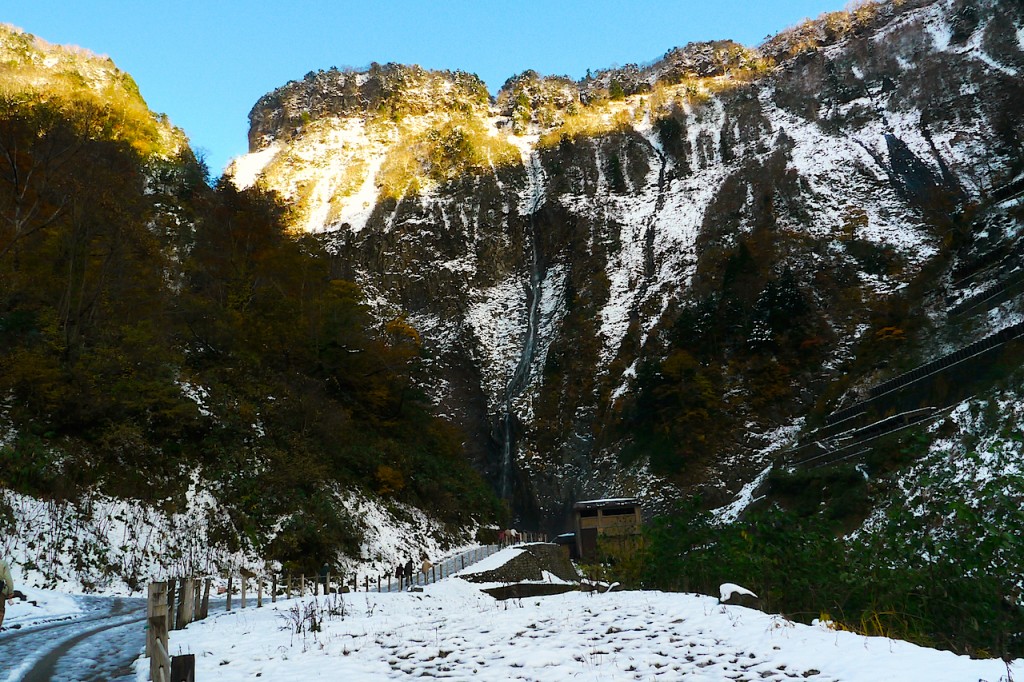 これが「幻の日本一」ハンノキ滝。よく見ると真ん中に一条の筋が