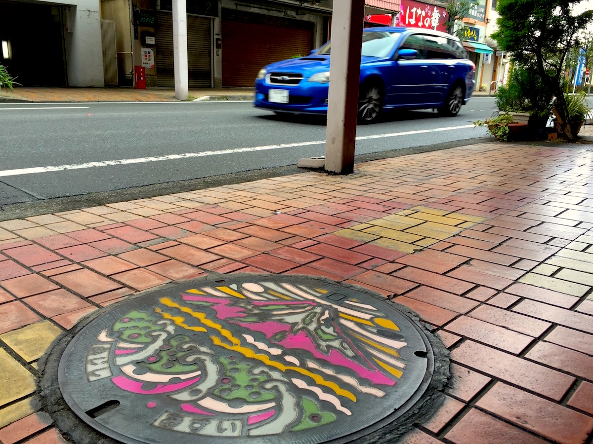 富士駅前の商店街歩道にあるマンホール