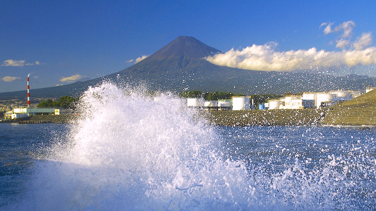 駿河湾臨海工業地帯と富士山