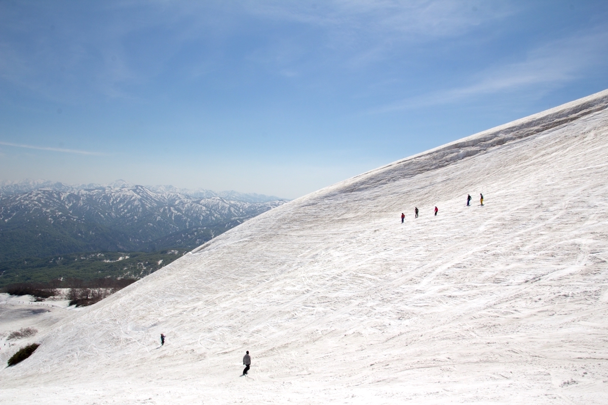 月山スキー場オープン/雪の回廊