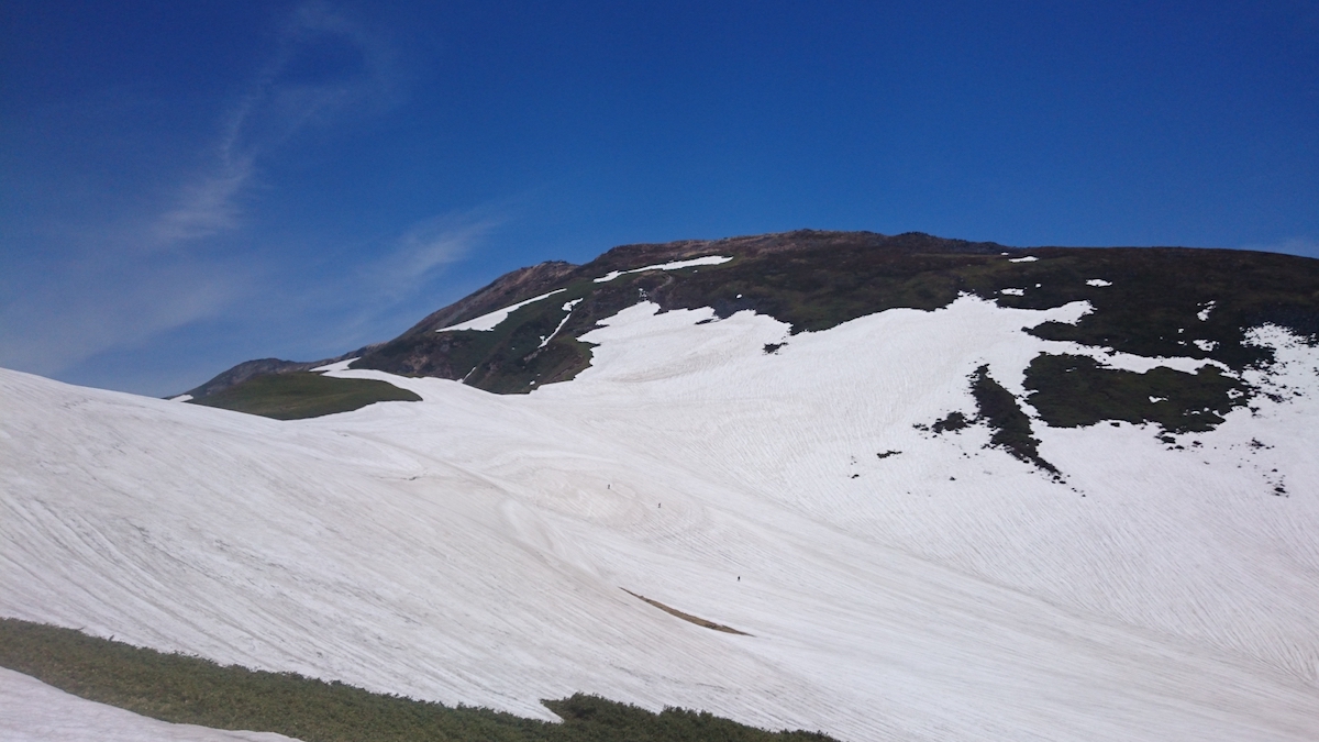 月山スキー場オープン/雪の回廊