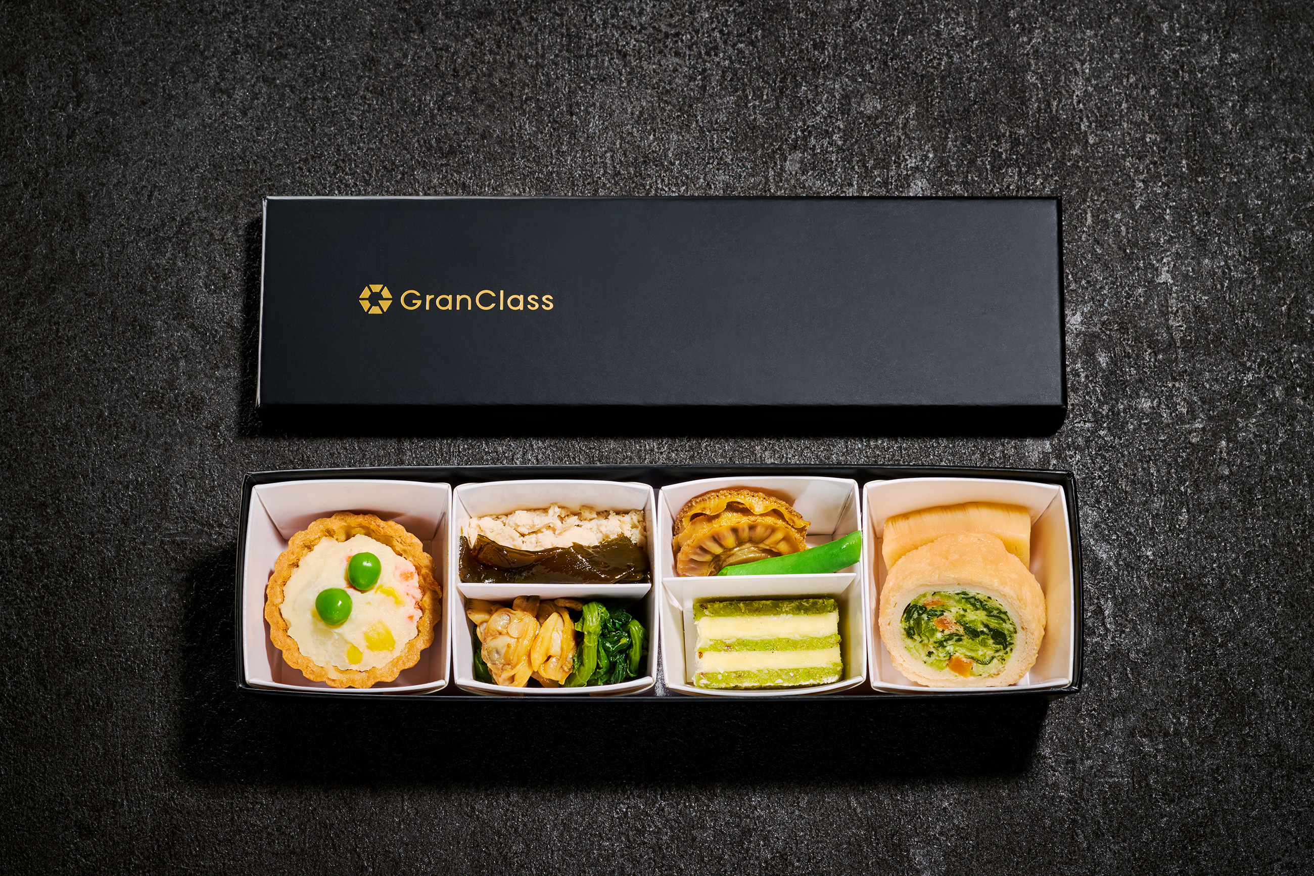 新幹線「グランクラス」（飲料・軽食あり）