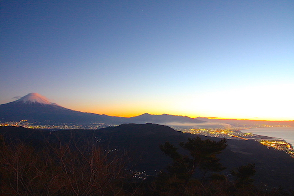 富士山を赤く焼きながら、初日の出が上ります