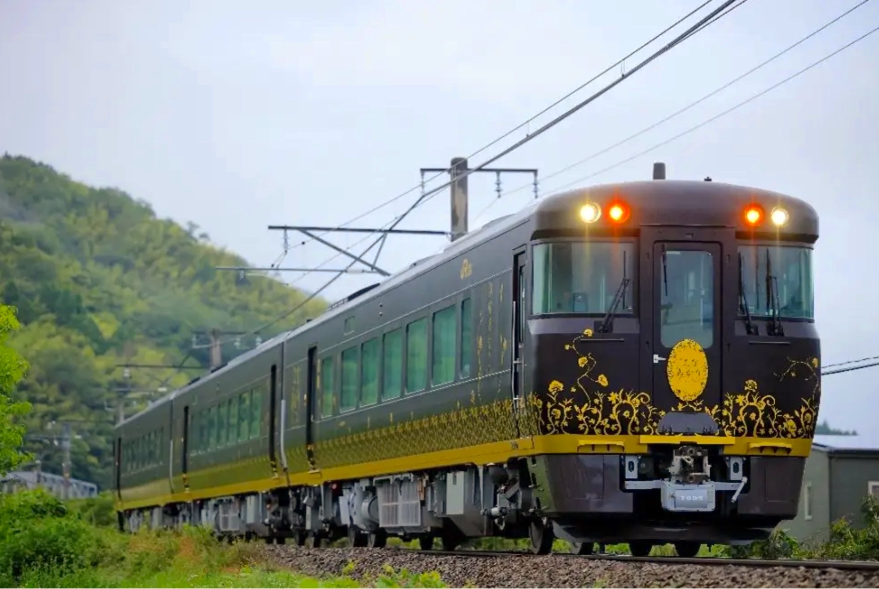 観光列車「はなあかり」