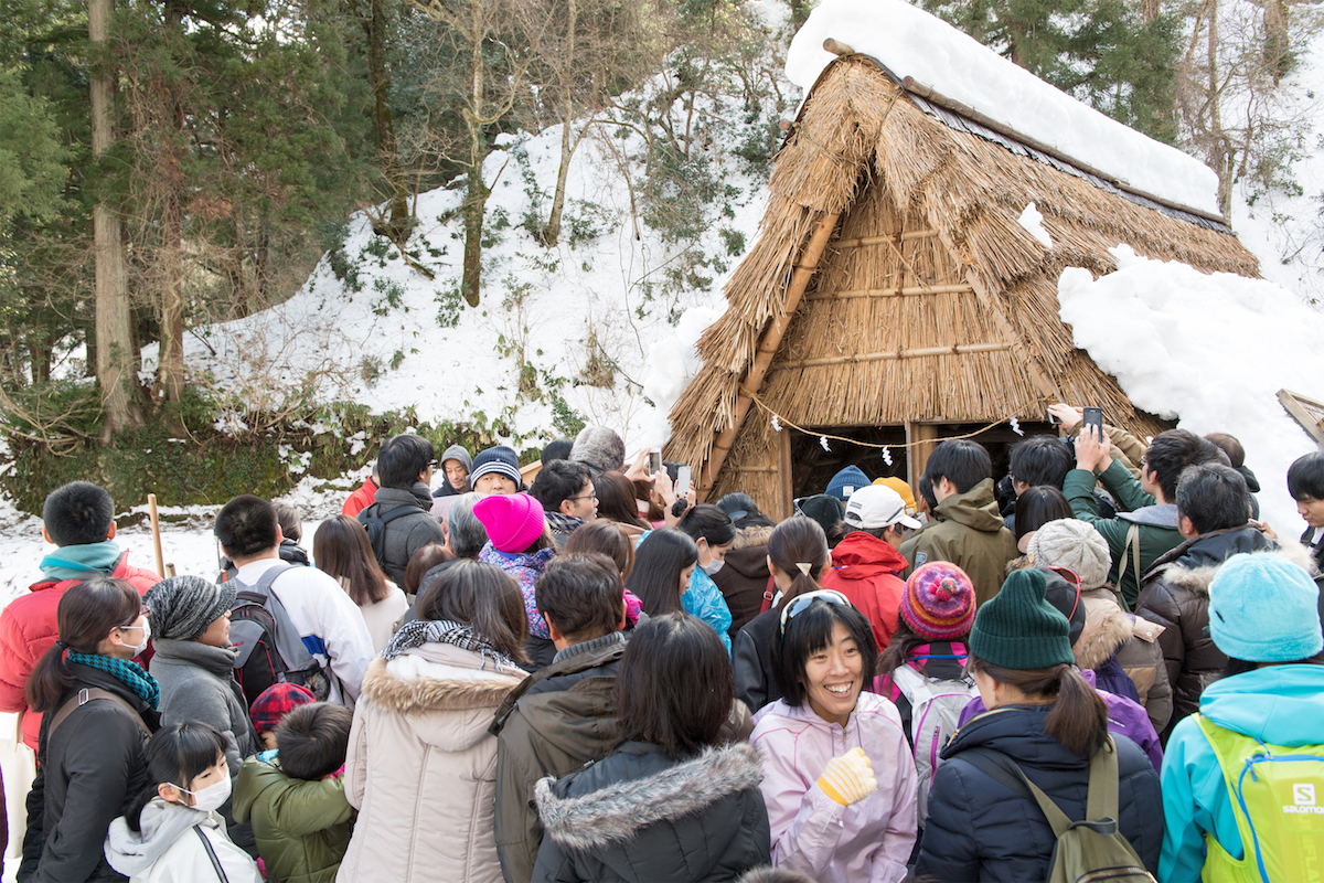 湯涌温泉『氷室の仕込み（雪詰め）』