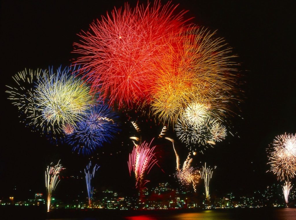 伊東 松川～海上灯籠流し花火