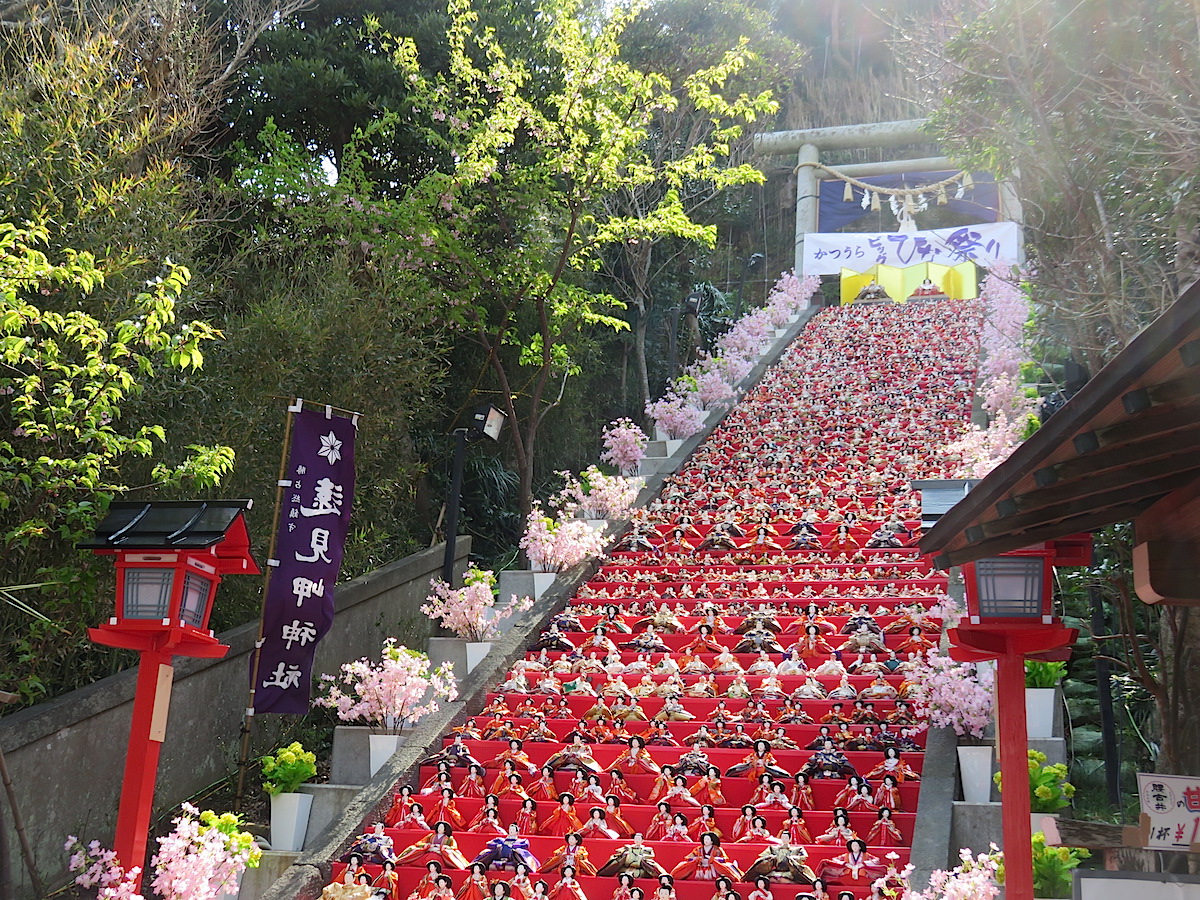 遠見岬神社の石段の雛人形