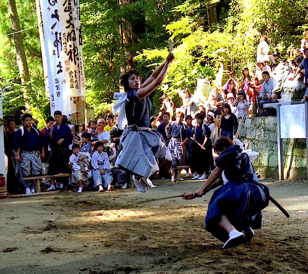 三島神社に奉納される棒術