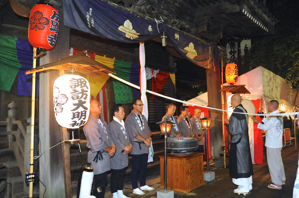 成顕寺『萬灯練行列』（諏訪大明神大祭）
