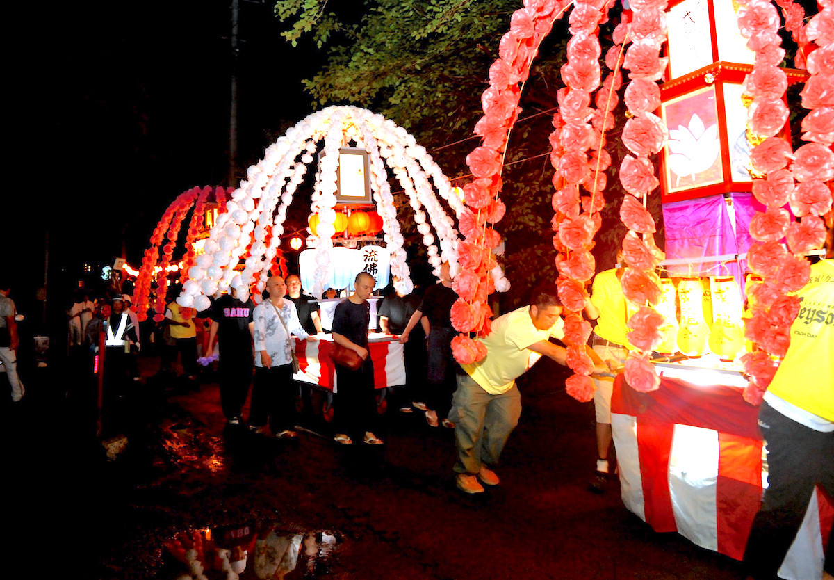成顕寺『萬灯練行列』（諏訪大明神大祭）