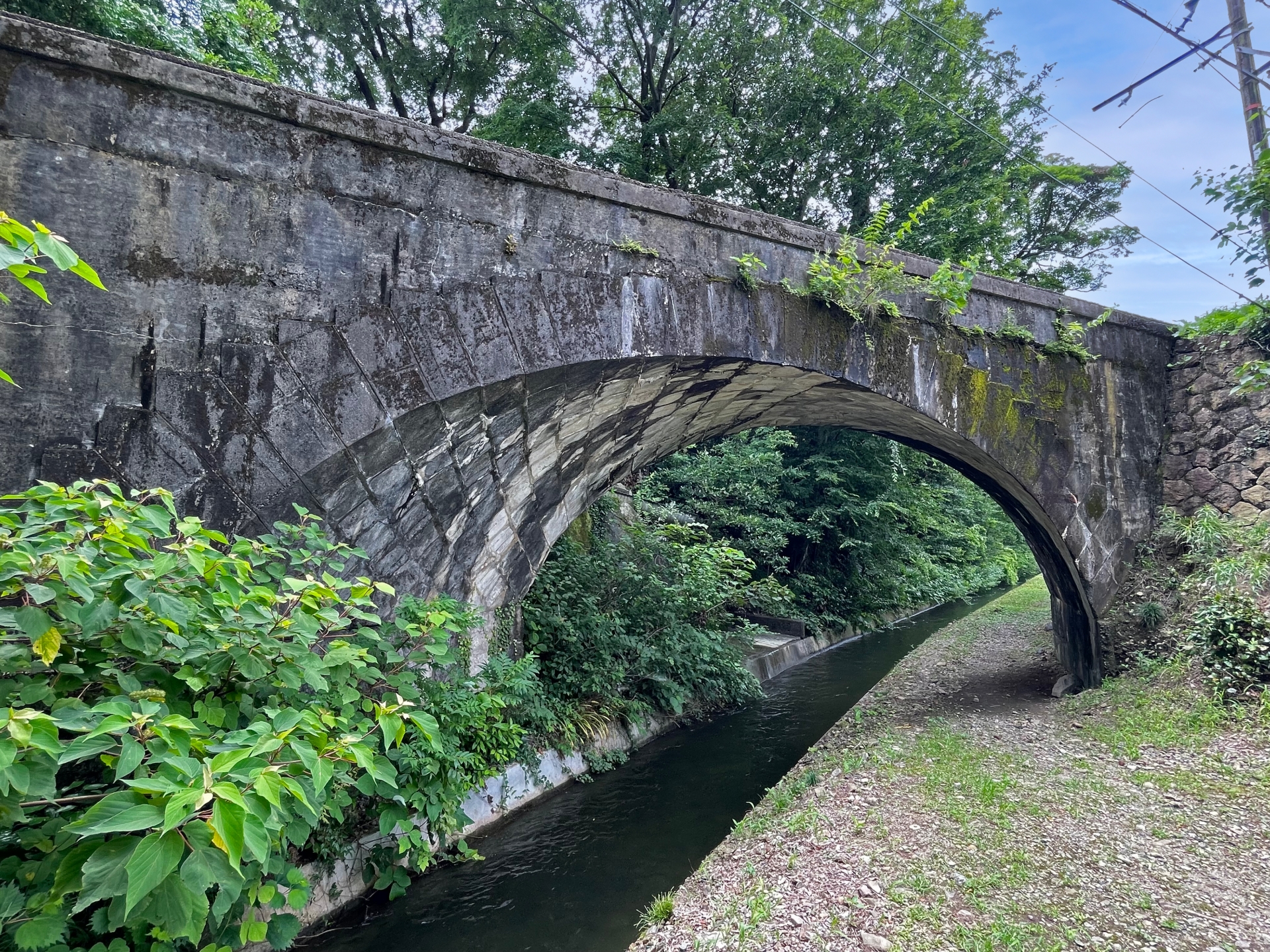 ねじり橋（六把野井水拱橋）
