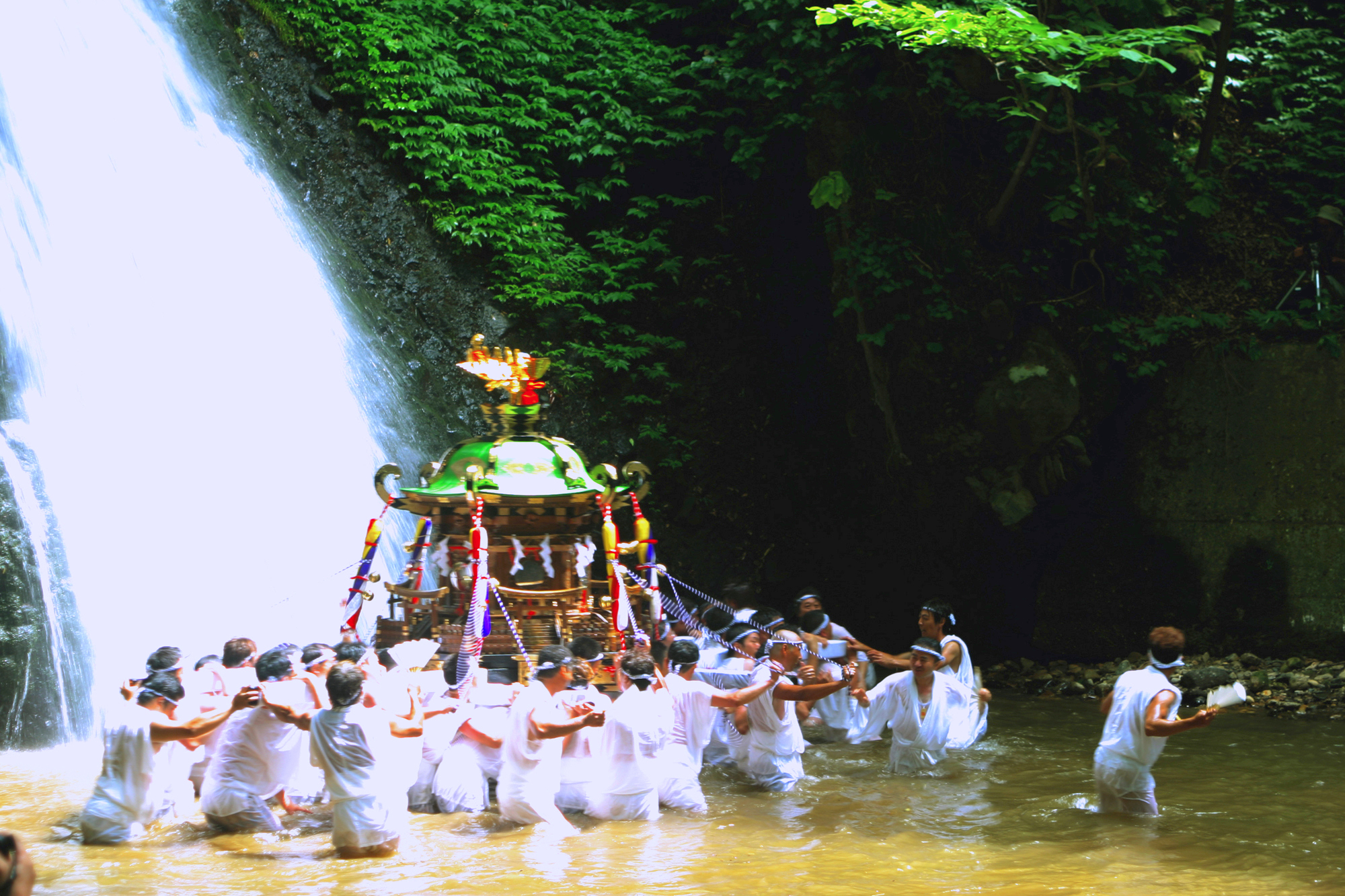 白瀑神社みこしの滝浴び