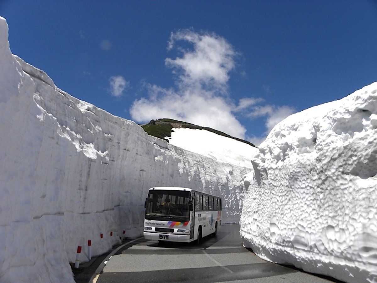 乗鞍エコーライン（乗鞍岳春山バス）／雪の回廊