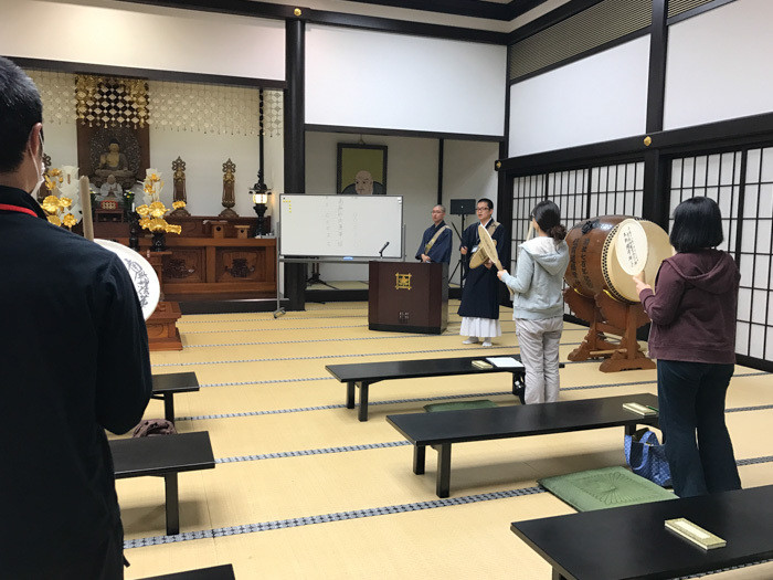 清澄寺宿坊体験「朝日遥拝」の練習