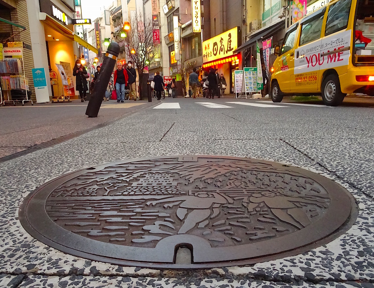 小田原駅前で見つけたデザインマンホール