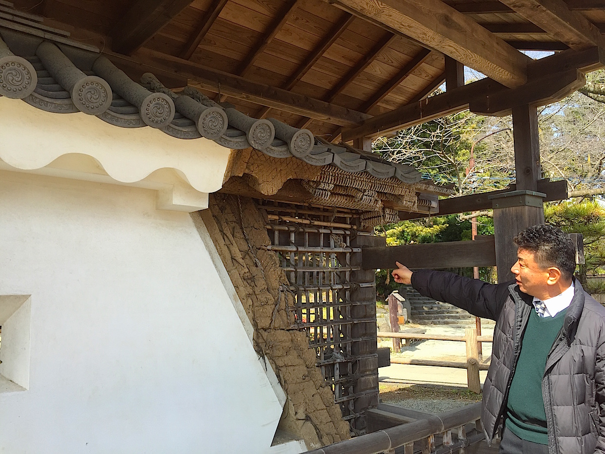 小田原城の土塀をガイドする小田原城天守閣館長・諏訪間順さん