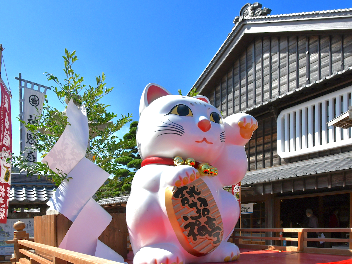 おはらい町通りで『招き猫巡行』