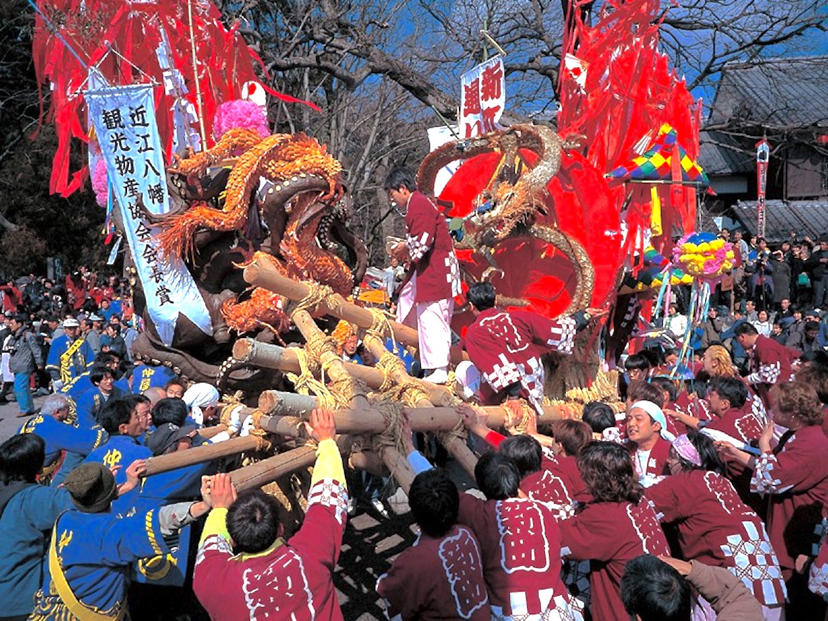 日牟禮八幡宮『左義長まつり』